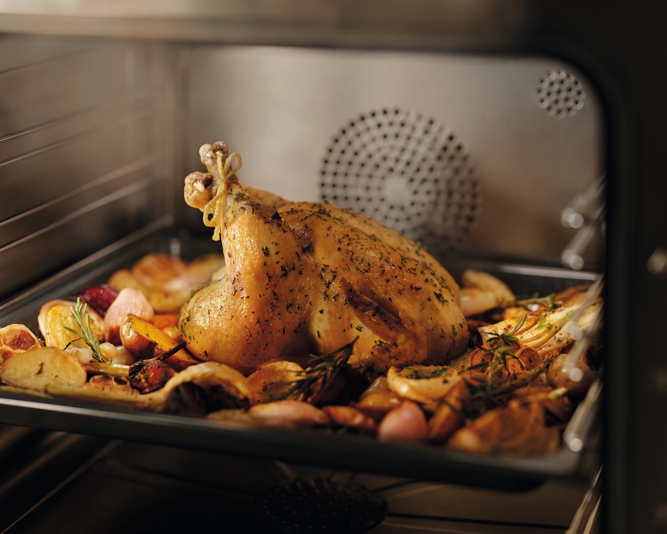 Pollo asado en un horno a vapor combinado Miele