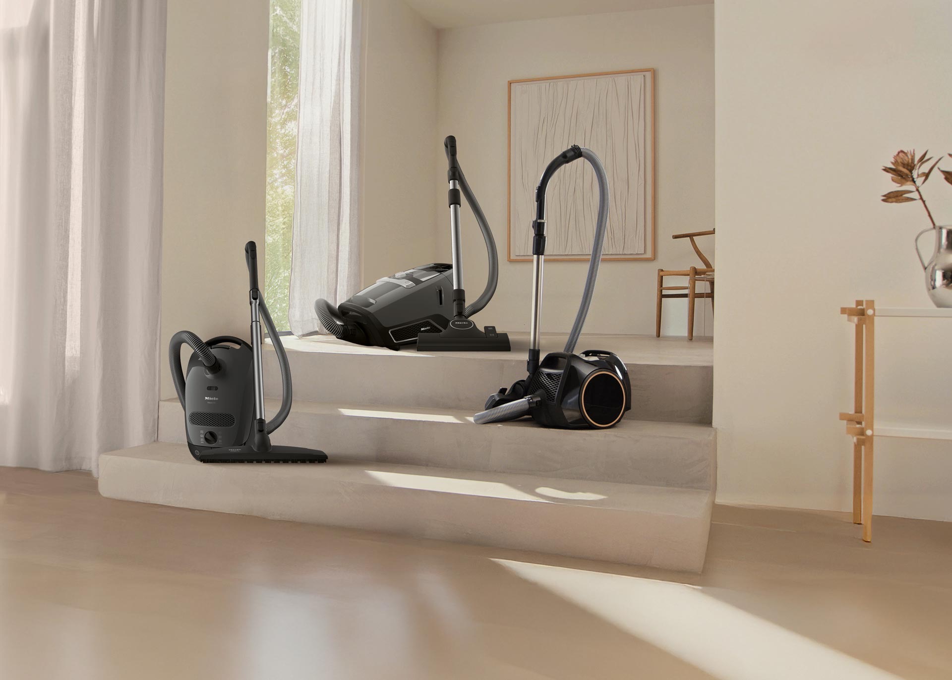 Diferentes modelos de aspiradoras Miele en un hogar