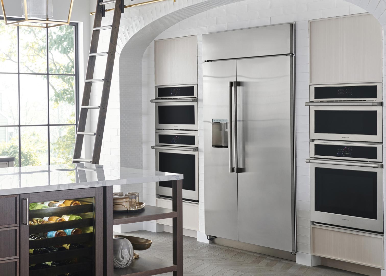 Monogram Refrigeración Refrigerador Monogram entre torres de hornos en una cocina